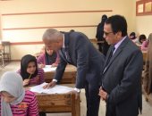 محافظ السويس يتفقد لجان امتحانات الابتدائية والشهادة الإعدادية 