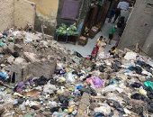 صور.. تلال القمامة تحاصر أهالى شارع "البوسطة القدية" فى دمياط
