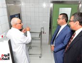 رئيس جامعة المنصورة يتفقد أحدث غرفة عمليات بمركز الدكتور محمد غنيم