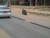 صور.. انهيارات بالطريق الرئيسى بمدينة الداخلة بسبب شاحنات النقل الثقيل