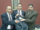 صور.. جمارك المطار تضبط راكب قادم من ميلانو بحوزته أقراص مخدرة وحشيش