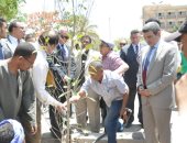 صور .. رئيس جامعه المنيا يغرس أول شجرة لاعلان انطلاق الأسبوع البيئى الثالث 