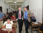 نائب رئيس جامعة عين شمس يتفقد لجان الامتحانات بكلية التجارة