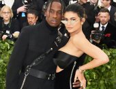 صور.. الوزن الزائد يطارد "كايلى جينر" على السجادة الحمراء فى Met Gala