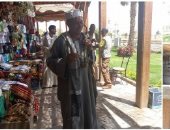 الرزق يحب الخفية.. بائعو السوق السياحى بالنوبة يروجون لبضائعهم على الربابة