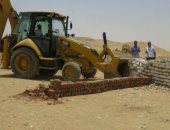 أمن أسوان يشن حملة مكبرة لإزالة التعديات على أراضى الدولة بكوم أمبو