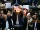 فيديو.. لحظة حرق علم أمريكا ببرلمان إيران بعد انسحاب ترامب من "النووى"