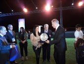 صور.. رئيس منظمة السياحة العربية يمنح وزيرة السياحة جائزة ابن بطوطة