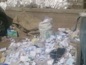 القمامة تعوق حركة المواطنين أمام محطة مترو فيصل