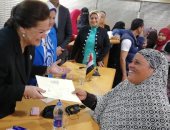 محافظ البحيرة توزع شهادات أمان على المرأة المعيلة بالمجان