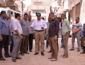 صور.. محافظ أسيوط يتفقد أعمال الرصف بمنطقة غرب البلد 