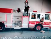 فيديو.. رجل إطفاء أمريكى يطلب يد صديقته بخرطوم مياه طوله 30 مترا