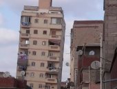 عقار مائل يهدد سكان شرق الإسكندرية.. والمحافظة: تشكيل لجنة للمعاينة