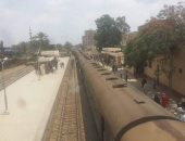صور.. انتظام حركة القطارات بمدينة السنطة عقب خروج قطار عن القضبان أمس