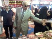 صور .. رئيس مدينة المحله يتفقد أسواق تحيا مصر ويستمع لآراء المواطنين