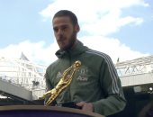 دى خيا يتسلم جائزة "القفاز الذهبى" قبل مباراة مانشستر يونايتد وواتفورد
