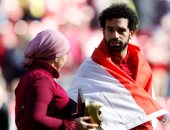 صور.. محمد صلاح يرفع علم مصر بعد تتويجه رسميا هداف الدورى الإنجليزى
