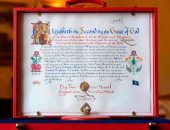 صور.. ملكة بريطانيا تكتب وثيقة الموافقة على زواج الأمير هارى من ميجان