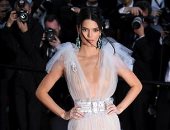 فى "كان"..كيندال جينر بفستان شفاف منSchiaparelli..وهايلى شعرها pink