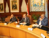 محافظ القاهرة يشدد على رؤساء الأحياء شن حملات رقابية على مواقف السيرفيس  