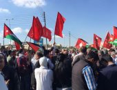 صور.. المئات يتظاهرون فى عمان تنديدا بنقل السفارة الأمريكية إلى القدس