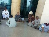 صور.. مواطنون يفترشون الأرض أمام مطار سوهاج ومطالب بتوفير مقاعد ومظلات