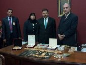 صور.. جمارك مطار القاهرة تحبط محاولة راكبة يمنية تهريب مشغولات ذهبية