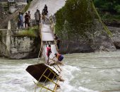 مصرع 9 أشخاص فى انهيار جسر للمشاة على نهر بإندونيسيا