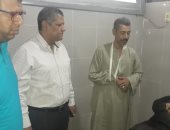 صور.. وكيل صحة قنا يطمئن على المصابين بحادث طريق قفط القصير