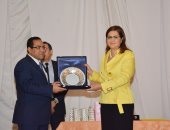 وزيرة التخطيط تكرم الدكتور صالح الشيخ رئيس الجهاز المركزى للتنظيم والإدارة 