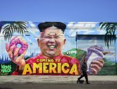 صور.. أمريكيون يرسمون جدارية لزعيم كوريا الشمالية بعنوان "Coming To America"