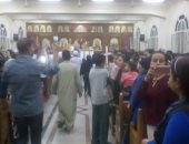 صور.. حشود بكنيسة "العور" بالمنيا لاستقبال رفات شهداء ليبيا وسط الزغاريد