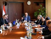 رئيس الوزراء يعقد اجتماعا لمتابعة مشروع التأمين الصحى الشامل - صور