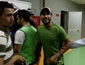 شوقى السعيد يحتفل مع لاعبى الزمالك بالعكاز فى غرفة الملابس