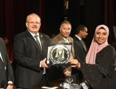 رئيس جامعة القاهرة يكرم الفائزة بلقب الطالبة المثالية على مستوى المدن الجامعية