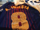 قميص ورسالة خاصة من إنييستا لـ ميسي قبل رحيله عن برشلونة 