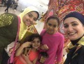 صور.. "مصر للطيران" توزع فوانيس رمضان على عملائها بمناسبة الشهر الكريم