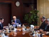 رئيس الوزراء يبحث موقف المشروعات الإنتاجية والخدمية لوزارتى البترول والبيئة 