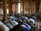 صور.. مسلمو العالم يقبلون على المساجد فى أول أيام شهر رمضان