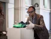 5 صور تكشف كيف تم وضع حذاء محمد صلاح فى المتحف البريطانى 