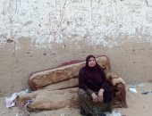 صور.. مسنة تستغيث.. غلبها المرض وأجبرها "النمل الأبيض" على العيش فى الشارع