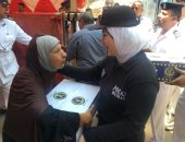 صور.. الداخلية توزع كراتين مواد غذائية بالمجان على المواطنين مع بداية رمضان