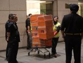 صور.. ماليزيا تصادر حقائب خلال مداهمة شقق أقارب رئيس وزراءها السابق