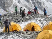 صور.. عشرات المتسلقين داخل معسكر إيفرست استعدادا لصعود أعلى جبل فى العالم