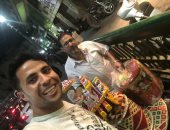 شاهد.. هدية محمد إبراهيم لـ"ياسين وعائشة" بعد رفع إيقافه فى الزمالك