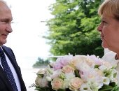 التايمز: بيرة وورود فى لقاء ذوبان الجليد بين ميركل وبوتين