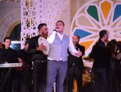 صور .. محمود الليثى يتألق بأغانيه الشعبية فى خيمة "سهراية"