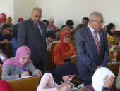 رئيس جامعة المنيا يتفقد امتحانات التربية النوعية والتربية للطفولة المبكرة