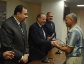 صور.. محافظ الإسكندرية يسلم 97 شهادة أمان لعمال خدمات المعاونة بالديوان العام
