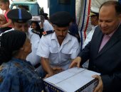 مدير أمن الجيزة يقدم هدايا للمواطنين بمناسبة شهر رمضان 